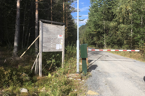 Kortautomat og bom for Løytesdalvegen til Sandtjønn