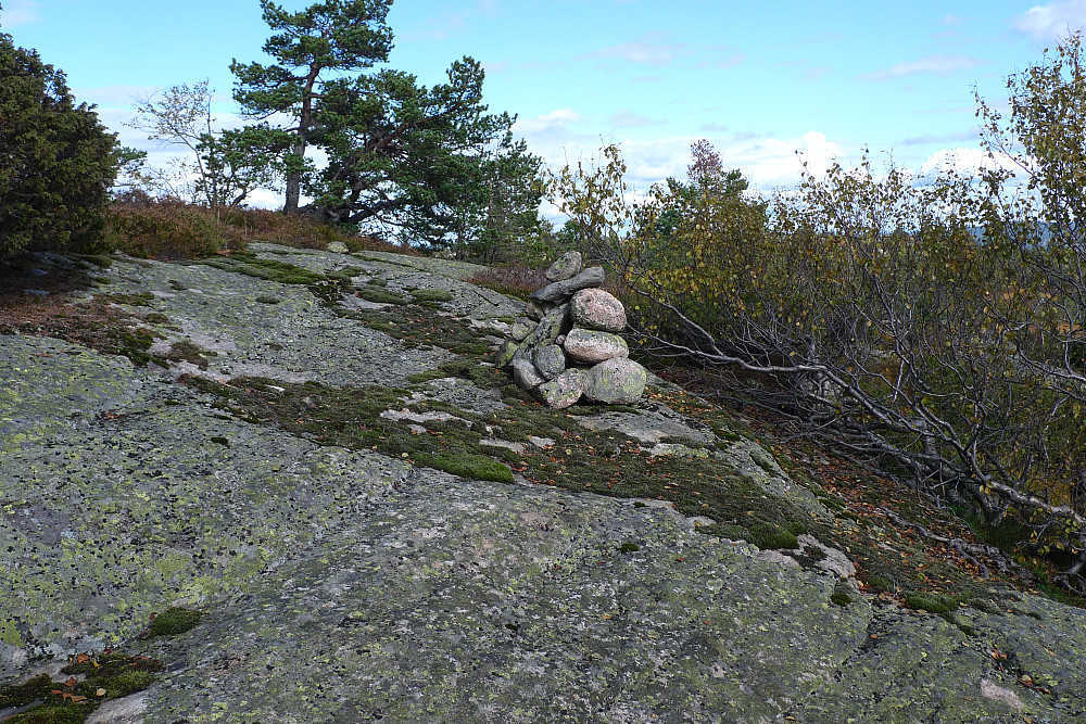 Varden bygget av Lars i 2005 står trygt enda, men ligger sannsynligvis på Nissedal-siden. GPS ved varden 487917 6535437