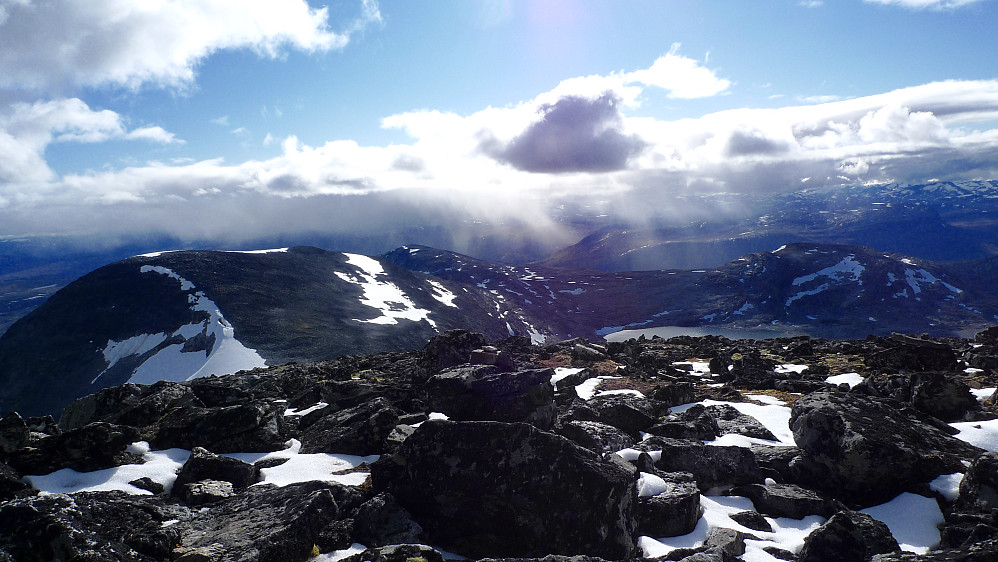 Jeg hadde sol og vindstille på Børa, men kunne se regnværsbyene litt lenger mot sør. Kjekt å være på rett sted til rett tid en slik dag og på en slik topp!