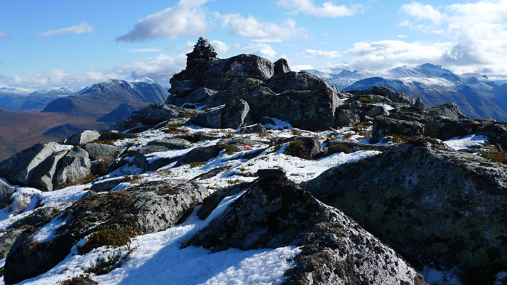 Høyeste punkt på kommunegrensen i forgrunnen markert med min GPS. Varden i bakgrunnen
