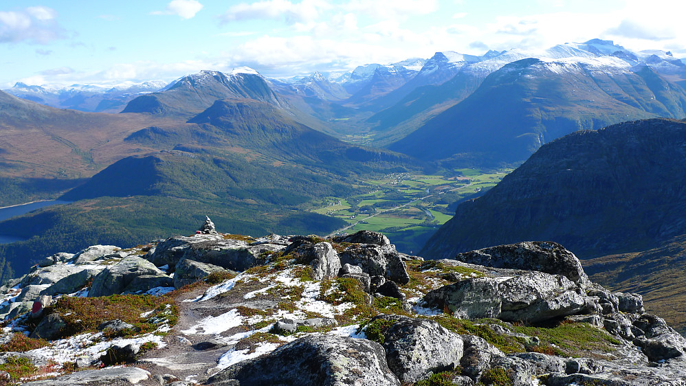 Ser mot Viromdalen og Innerdalen mot ØSØ