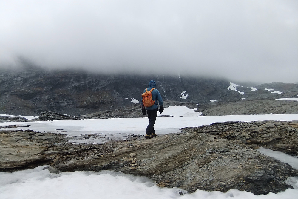 På siste høyden sørøst for T-stien mellom Osa og Hallingskeid. Skodden henger ned over den bratte fjellsiden sør for Sauerjuven. Foto Helge Titland