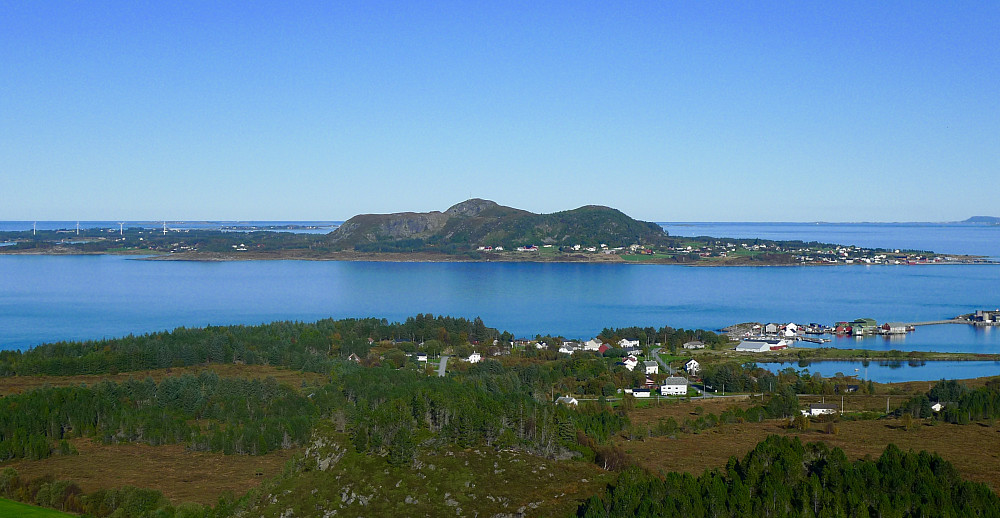 Fokus mot naboøyen Harøya med Harøyhornet og vindmøllene mot nord