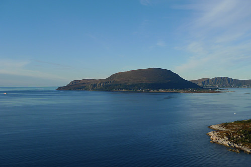Lepsøya med Goaldet 490 til venstre. Flemsøya med Skulen 492 moh (?) i bakgrunnen
