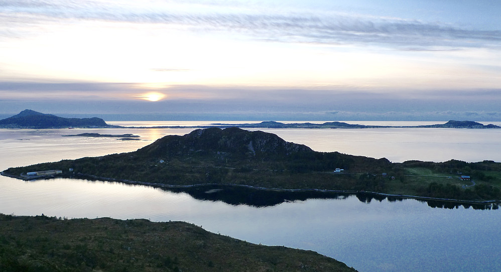 Tilbakeblikk på Bjørnøya med Bjørnøyfjellet 124 moh