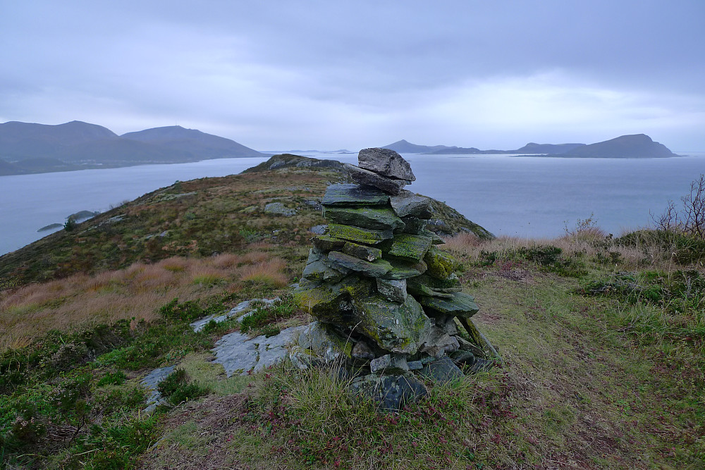 Varden på Drynjahatten. Utsikt vestover mot Lepsøya og Flemsøya