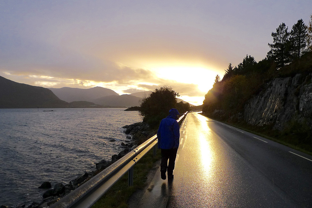 Siste del av turen gikk i solnedgang langs landeveien tilbake til Dryna kai