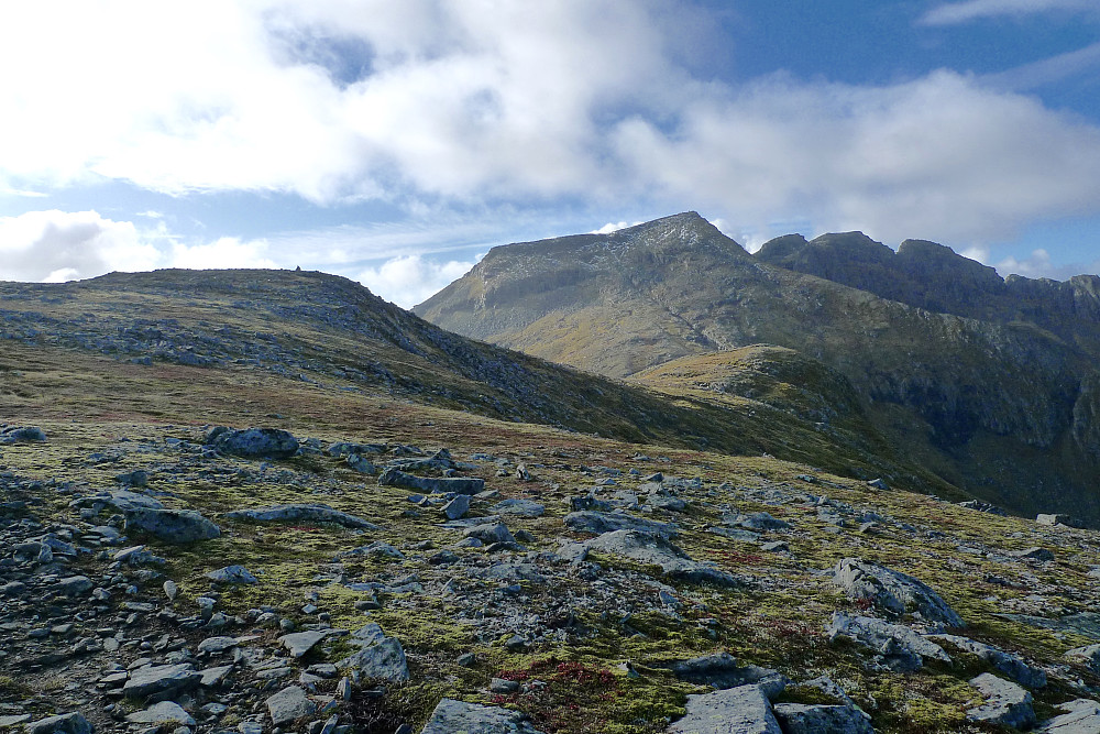 På vei oppover mot Gongrøra (til venstre). Snøtinden litt til høyre for midten. Kakhaugen foran Snøtinden. Stortussen 1026 og Nordtussen 871 mot høyre