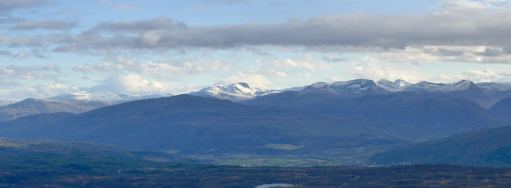 Utsikt mot SSØ Surnadalen og Trollheimen. Er Snota med på bildet? Takknemlig om noen kan navngi fjellene i bakgrunnen?
