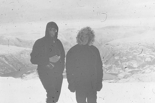 Svoger Guttorm og knutsverre på Skorafjell påsken 1965. Utsikt mot Ulvik