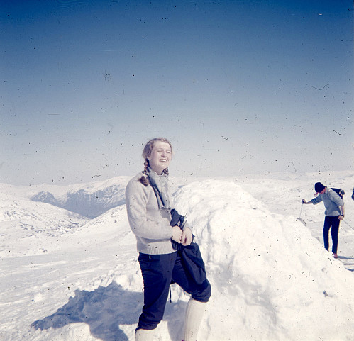 Astrid nyter sol og vindstille på Fossdalsskavlen. Aurlandsfjorden i bakgrunnen