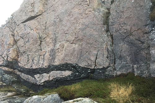 Nydelige farger med to forskjellige bergarter i samme fjell