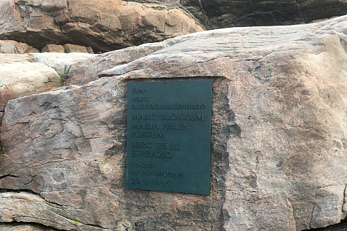 Minneplaten over de tre studentene som omkom da de ble tatt av bølgene i 1995