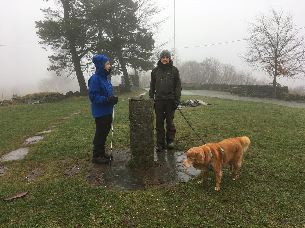 Astrid, Pål og Nikko ved turmålet - retningskiven på Byhaugen