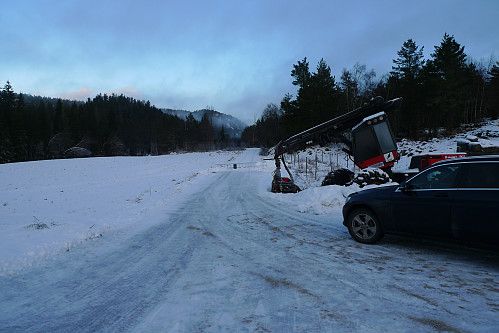 Vinterparkering før skogsveien i Birkedal