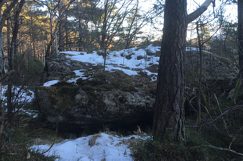 Stort rom under steinen der våpenene sikkert ble skjult