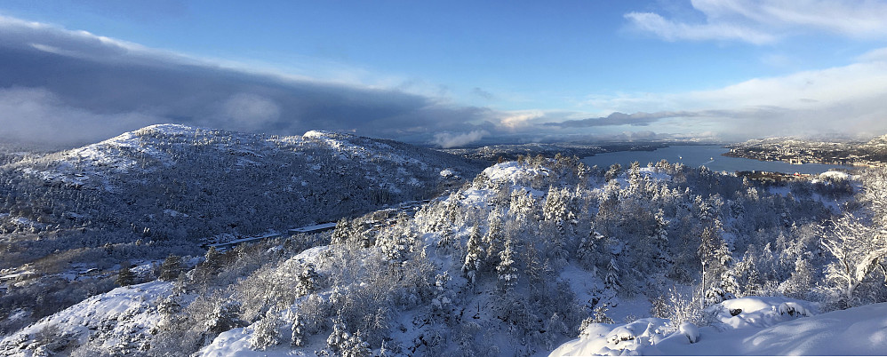 Utsikt mot VNV. Til venstre Olsokfjellet og Damsgårdsfjellet. Ravnefjellet litt til høyre for midten.