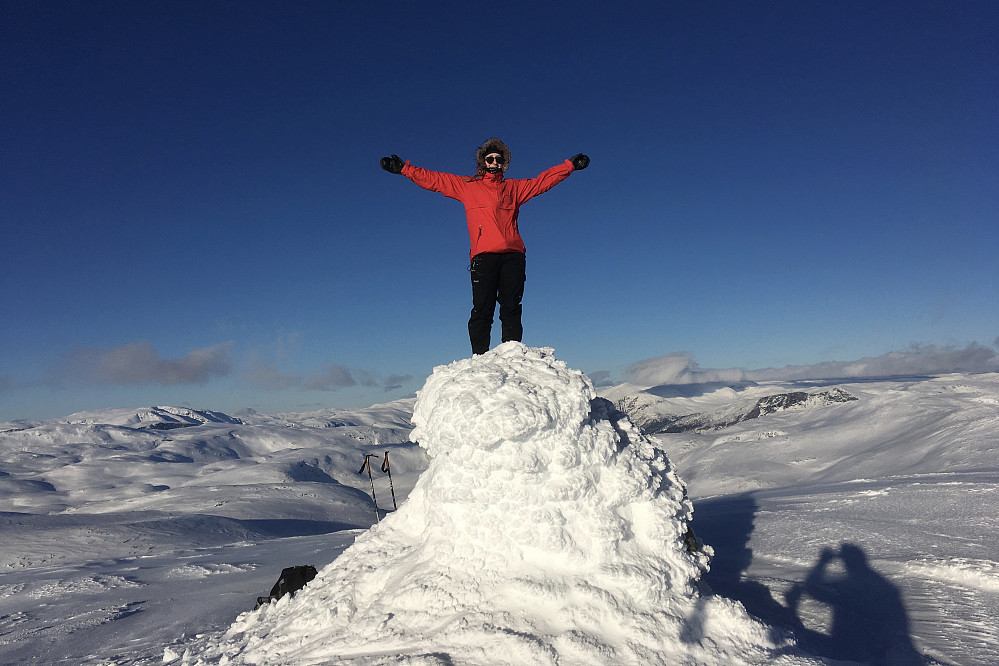 En meget glad og fornøyd Synnøve på toppen av Fossdalsskavlen!