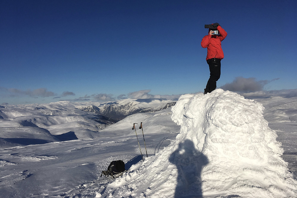 En selfie må self-øgelig til når ungdommen er på topptur! Utsikt mot NNØ ned mot Flåm og Aurlandsfjorden