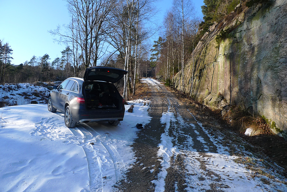Parkering ved skogsveien fra Midbø SV for Middtbøknipen