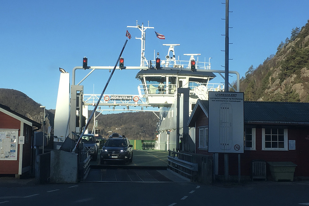 Hidraferja med trafikklysregulerte kjørefelt! Elegant og uvanlig løsning! Her tas det kun betaling på reisen fra Hidra - ikke til!