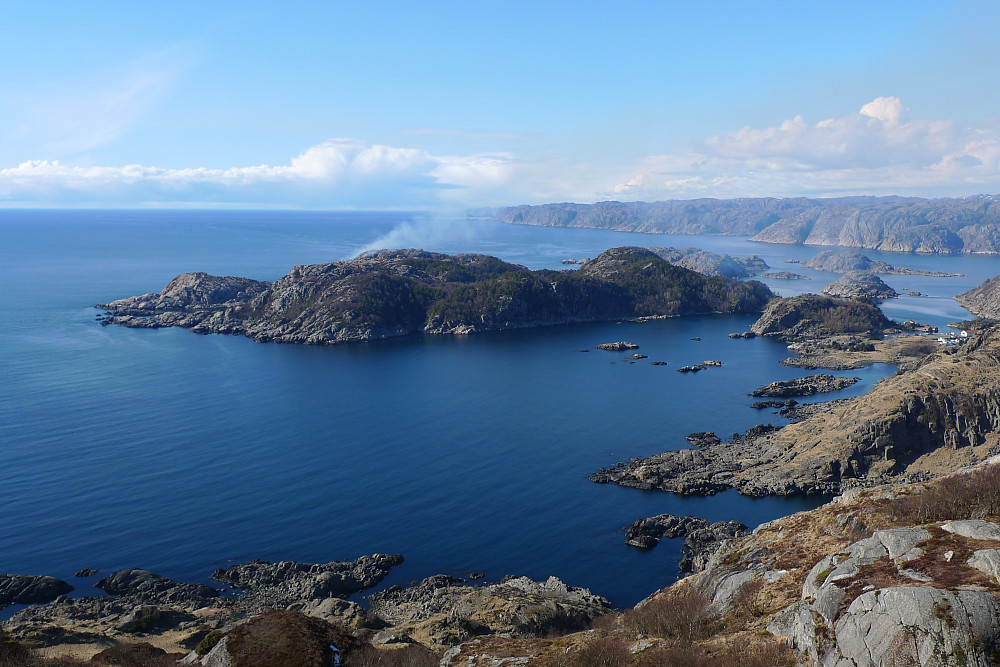Praktfull utsikt vestover mot Dragøya med Vardefjellet