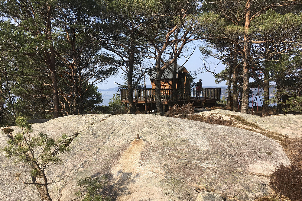 Bolt for trig-merke på høyeste punkt på Stora Stokkfjellet. Grillhytten i bakgrunnen
