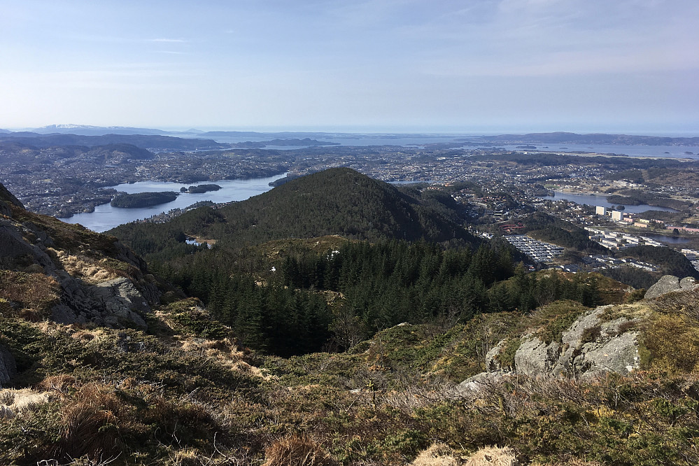 Vårstemning! Utsikt sørover mot Nordåsvannet og Gullsteinen fra sørsiden av Løvstakken