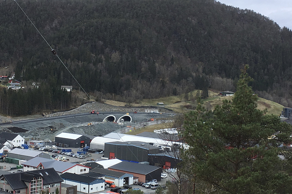 Mer åpent og bedre utsikt fra en flate litt lenger mot vest. Her mot tunnellinnslaget for nye E39 fra Os mot Bergen