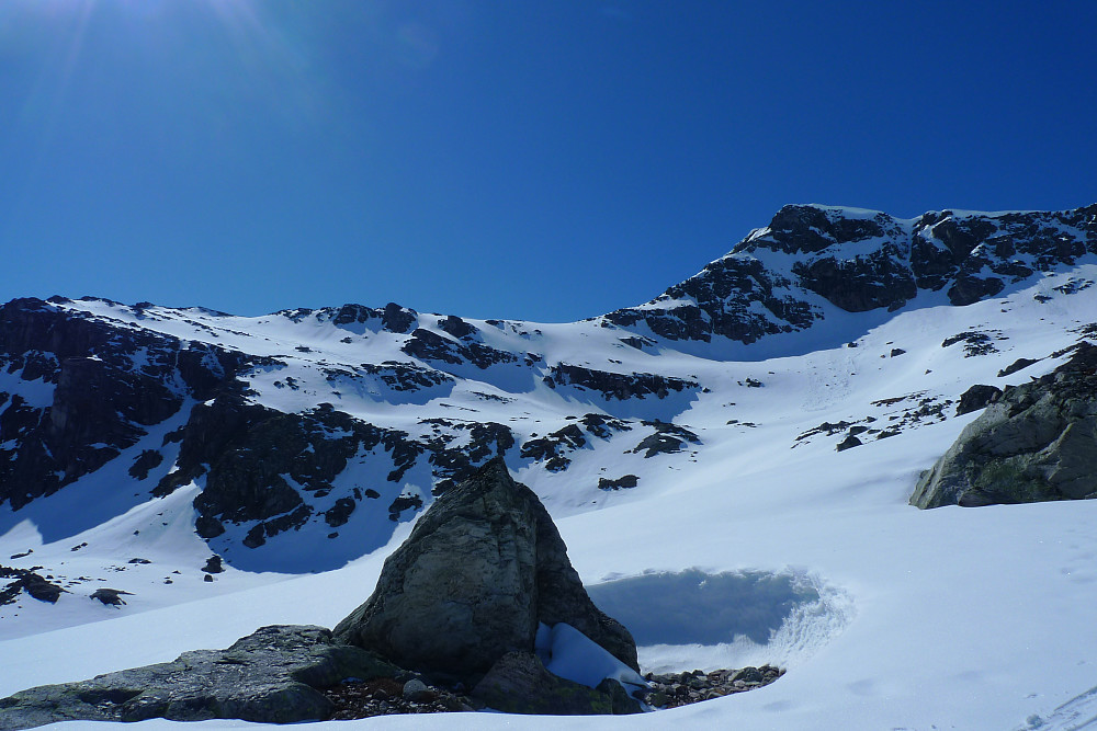 På ca. 1200 moh. Løypen går først mot høyre inn i en botn før den fortsetter oppover på fjellhyllen i midten (fra høyre mot venstre) mot skaret mellom Snota og Litj-Snota