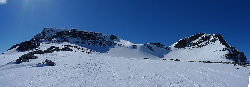 Snota 1669 kommer til syne! Ruten går opp mot det brede skaret mellom Snota 1669 (til venstre) og Litj-Snota 1562 (mot høyre). Fjellryggen foran er Snota NØ 1445 PF 26