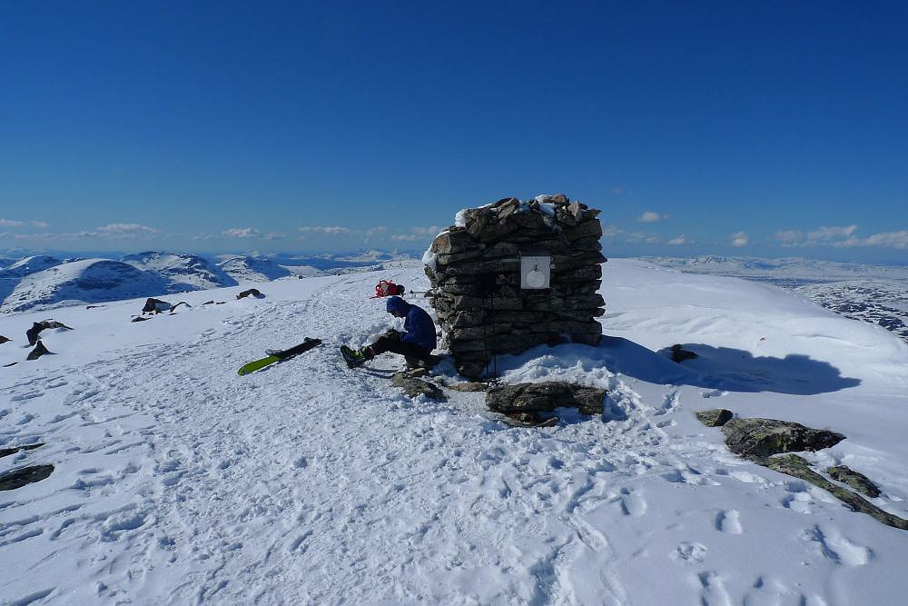 Toppvarden på Snota. En hyggelig kar fra Polen på randoski storkoser seg i Trollheimen mens han skriver seg inn i boken