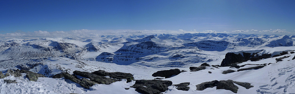 Fra venstre Salen 1430, Strandkåbotnfjellet, Romådalen, Rognnebba, og Fruhøtta. Forsøkt navnsatt ut fra kart. Korreksjoner mottas med takk!