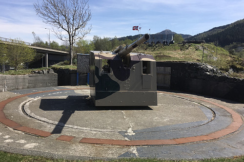 Kanonbrønn med autentisk kanon