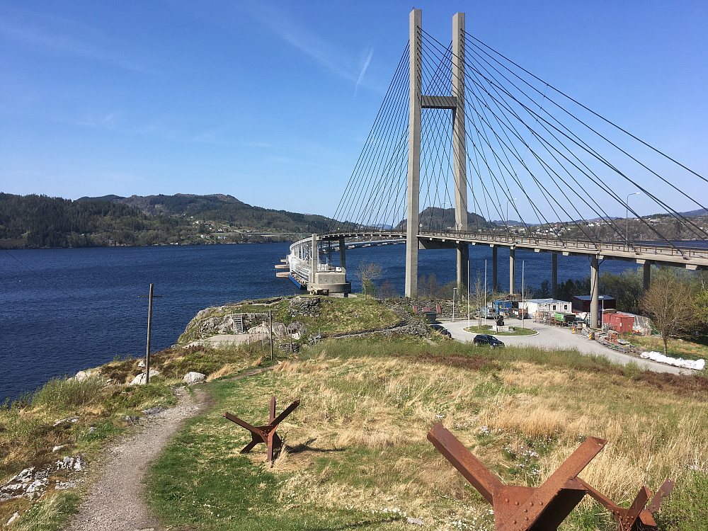 Oversiktsbilde med Norhordlandsbroen i bakgrunnen