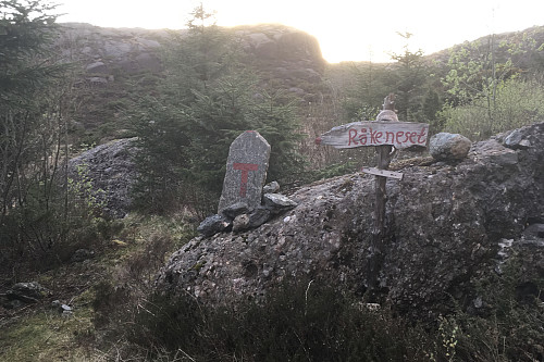 Skilt som viser bedre og merket sti til Råkeneset