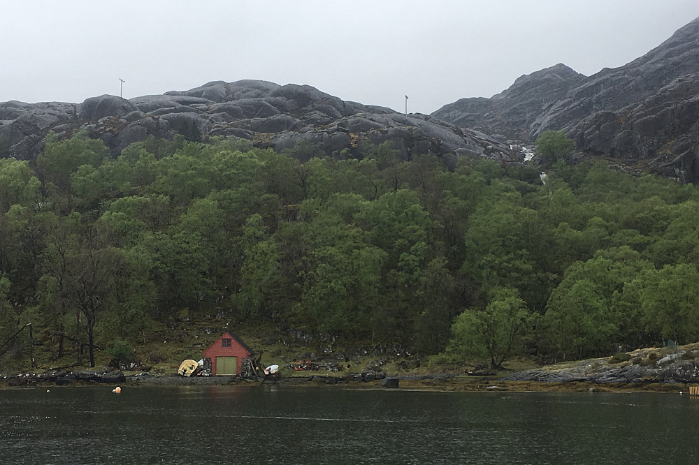 Rødt naust nord for kaien. Skaret med elven er den naturlige oppgangen. Veten i bakgrunnen mot høyre