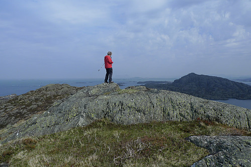 Astrid på Storøyas høyeste punkt. Olderøyna med Oldertinden i bakgrunnen mot høyre