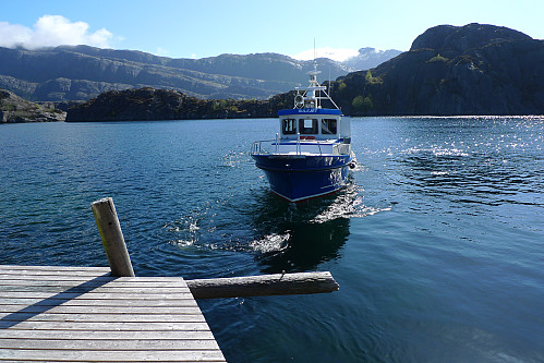Postbåten legger fra kai sør på Hågøyna 