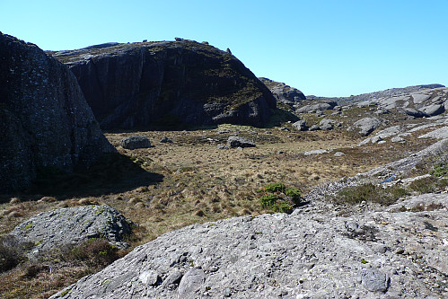 Konglomeratfjell og typisk terreng på Hågøyna på vei mot østsiden av øyen
