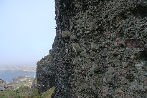 Spesielt syn - loddrett fjellvegg med konglomeratstein