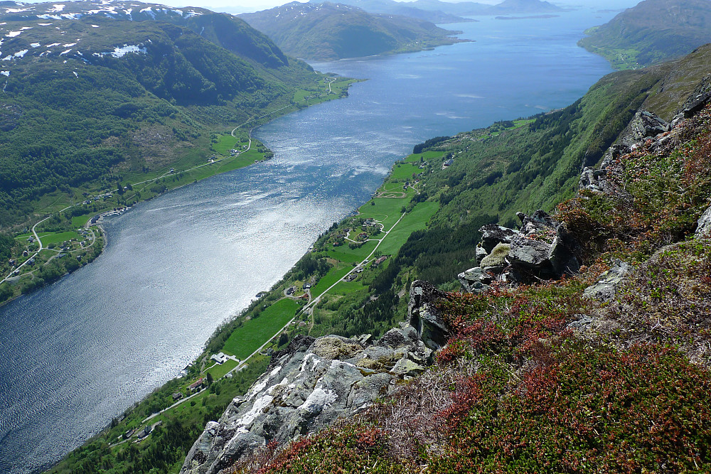 Stupbratt ned mot Yndestad og Stongfjorden