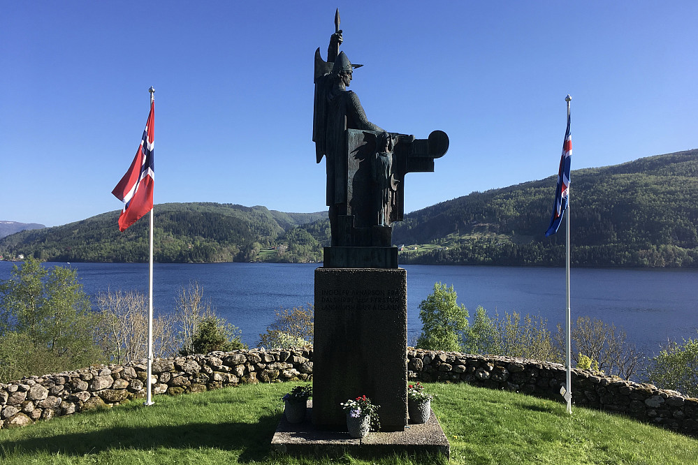 Det Norske og Islandske flagg laget en flott ramme rundt statuen denne fine 17. mai dagen