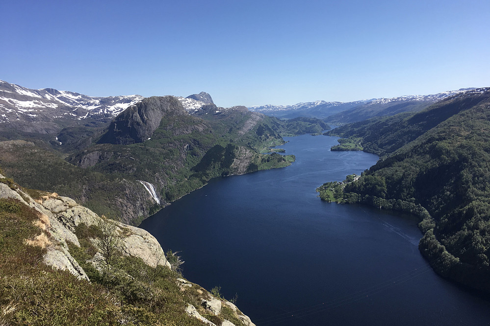 Innover Dalsfjorden med Laukelandsfossen og Laukelandshesten 678 moh til venstre