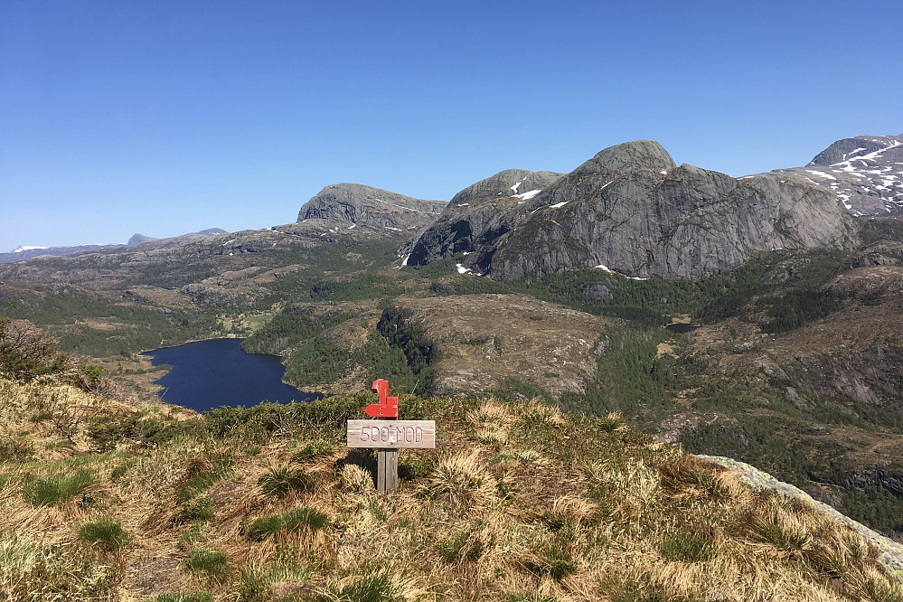 500 M(eter) O(ver) D(ale)! Fossdalsvatnet til venstre med Eitrenipa, Nordre og Søre Kringla mot høyre