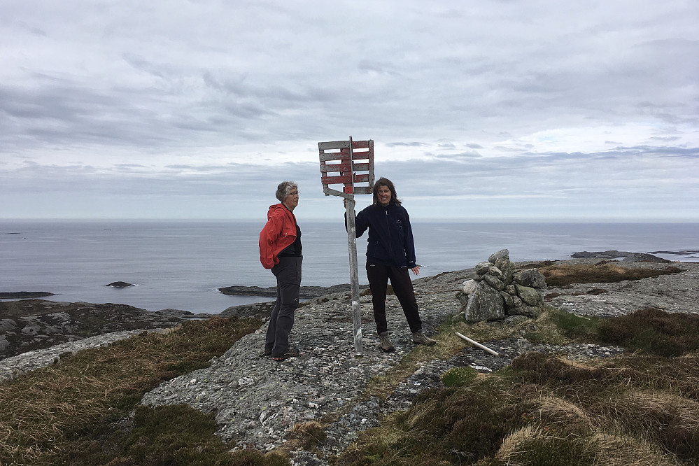 Astrid og Liv Synnøve på toppen av Ospefjellet