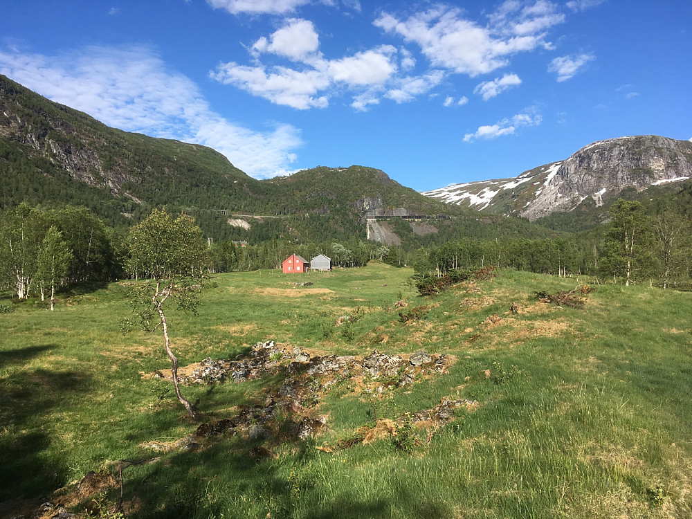 Kleivane gård med Ørnaberget 878 og Magnhildnuten 1167 i bakgrunnen