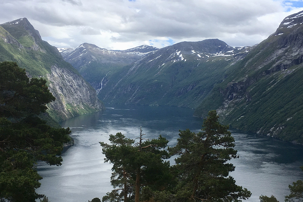 Innover Geirangerfjorden. Foto fra Ljøen på veien mellom Hellesylt og Stranda
