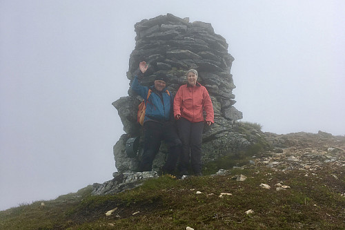 Mens vi var på toppen kom det opp to andre Bergensere som tok bilde av oss begge!