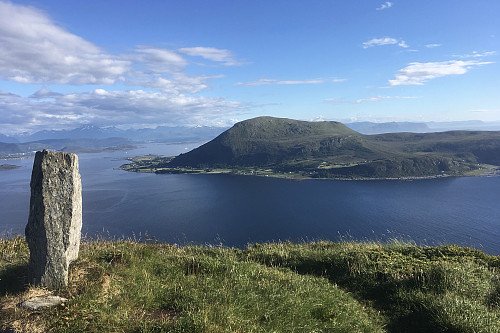 Varden med fri utsikt vestover mot Lepsøya med Goaldet 490 moh
